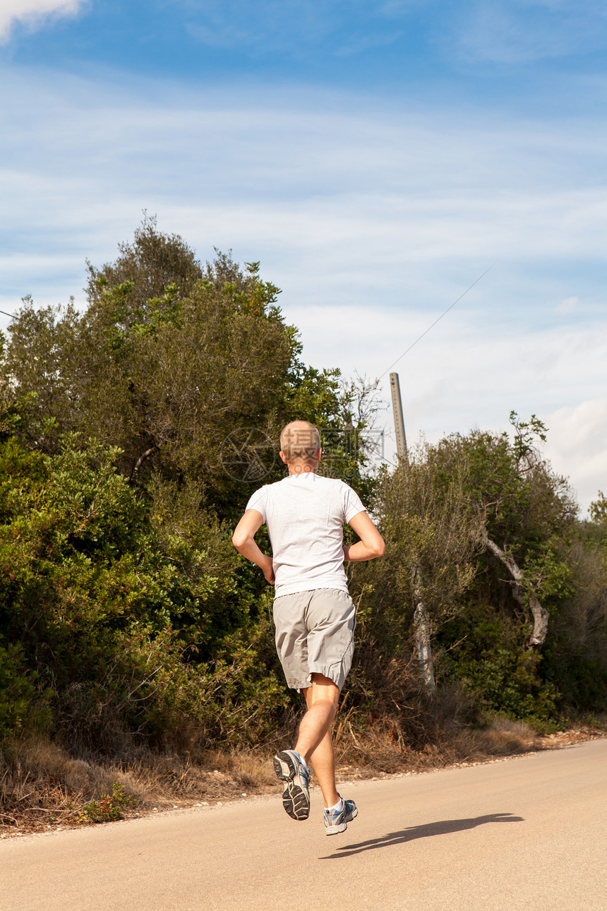 在户外自然运动中跑步的运动员赛跑者短跑闲暇慢跑者行动活动成人速度男人训练图片