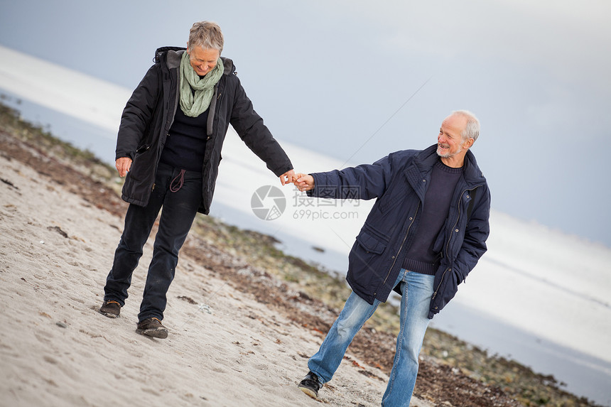 秋天在海滩散步的成熟幸福情侣假期女士老年丈夫男性闲暇妻子娱乐男人退休图片