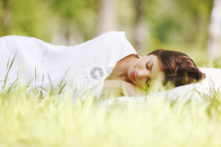 睡在草地上的女人绿色白色女孩睡眠场地公园自由女性枕头毯子图片