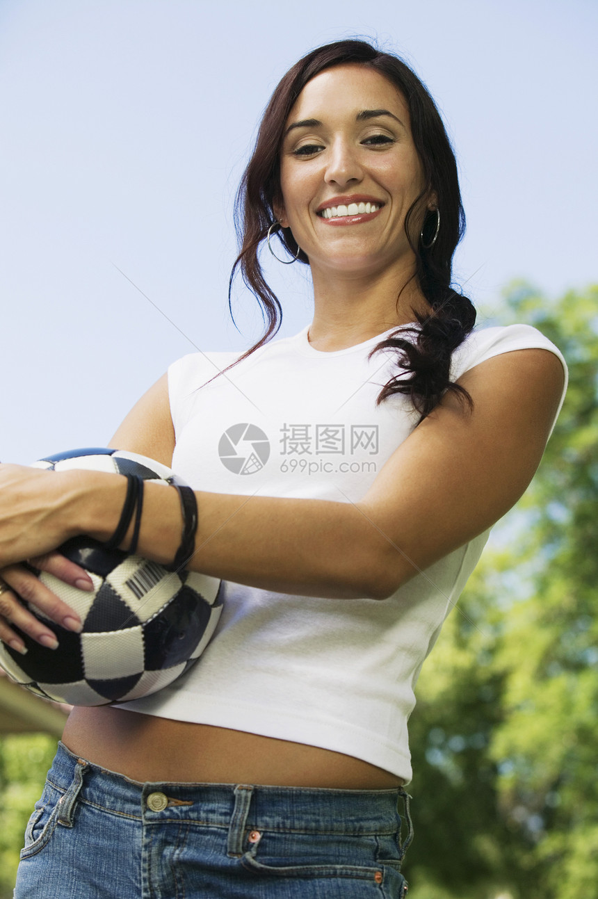 女人拿着足球球低角度肖像娱乐享受时间能力竞技年轻人休闲体育装备幸福图片