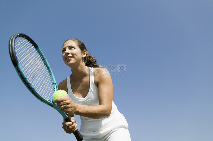 女性网球玩家准备使用低角度视图图片