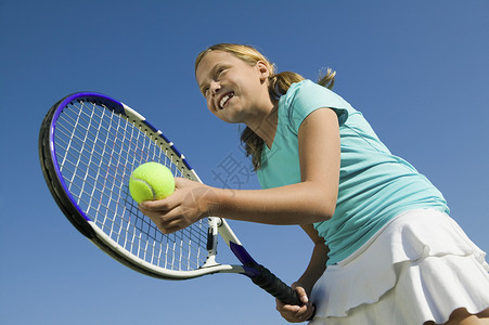 网球场上的年轻女孩 准备为低角度的观光服务背景图片