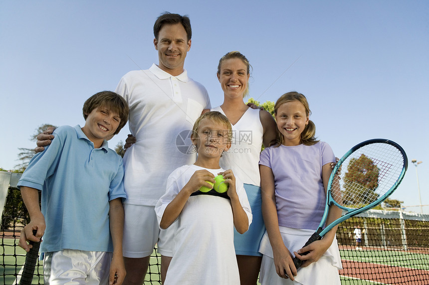 网球法庭上的家庭 通过网络肖像前视线图片