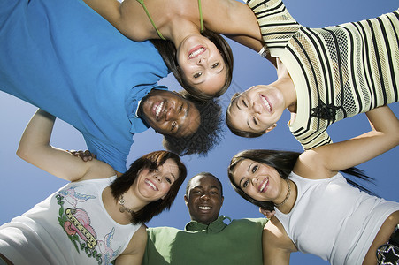 棕榈泉从下面的肖像中以圆形视图组合朋友服装成年青年幸福快乐乐趣头发女士黑发男子背景