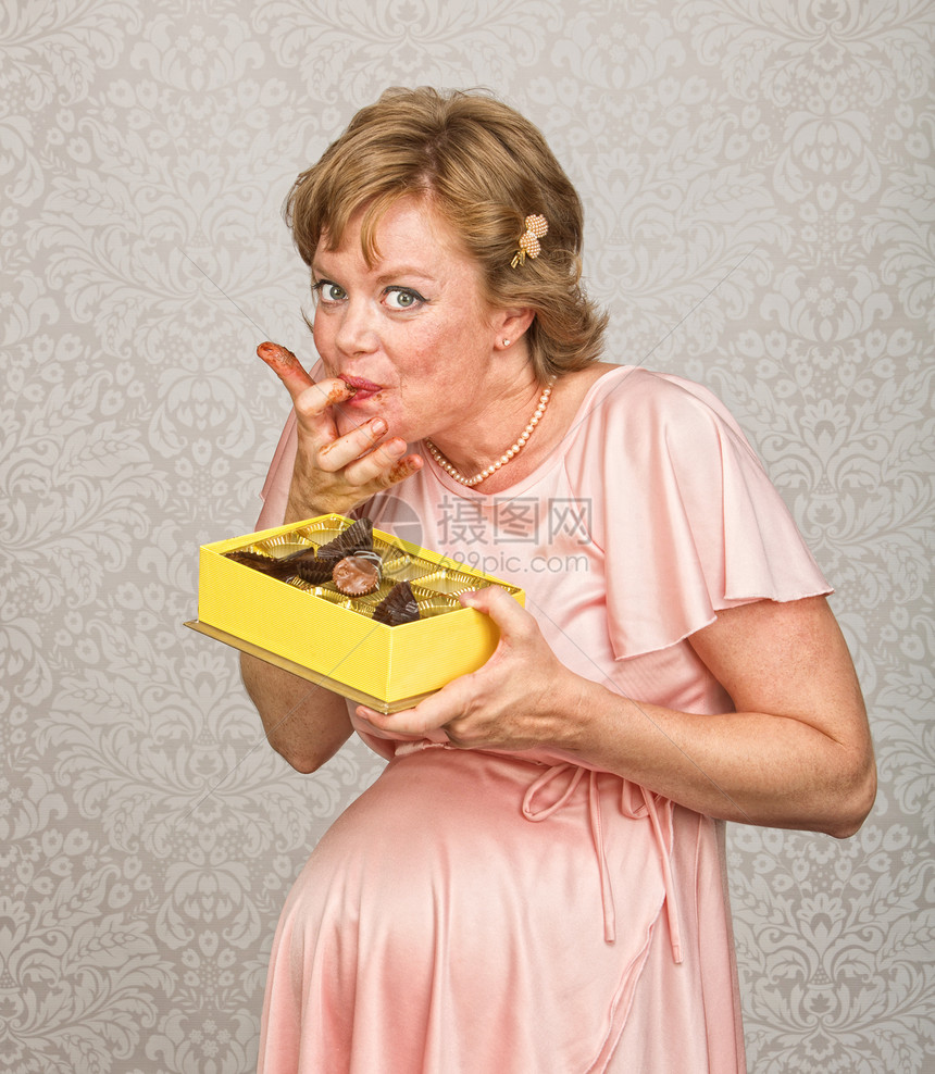 孕妇吃巧克力的女士图片