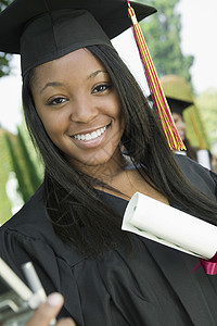 大学校园持有毕业证书的快乐女学生的近视肖像幸福高清图片素材