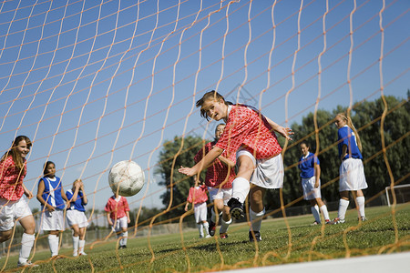 单球女孩(13-17)以足球球得分背景