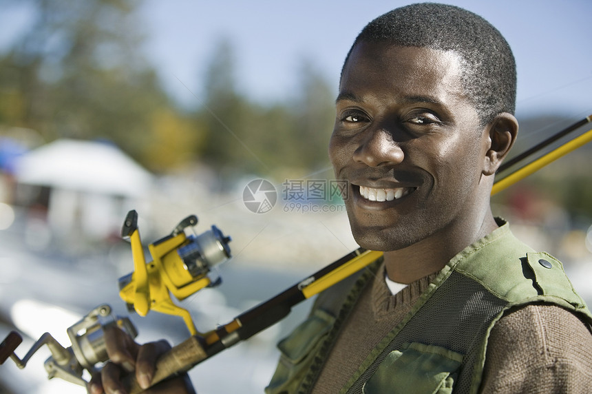 一个快乐的非洲裔美国人 拿着渔棍的男人的肖像图片
