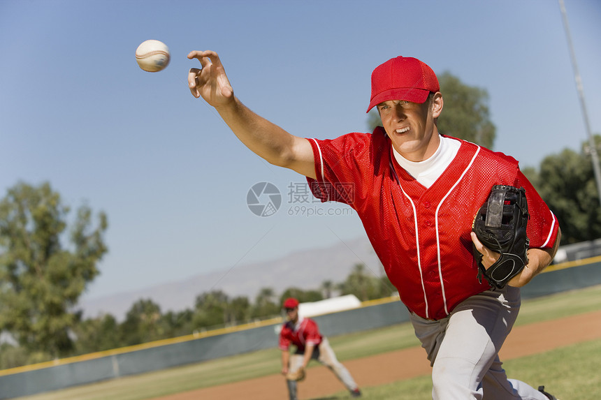 棒球投球手扔球图片