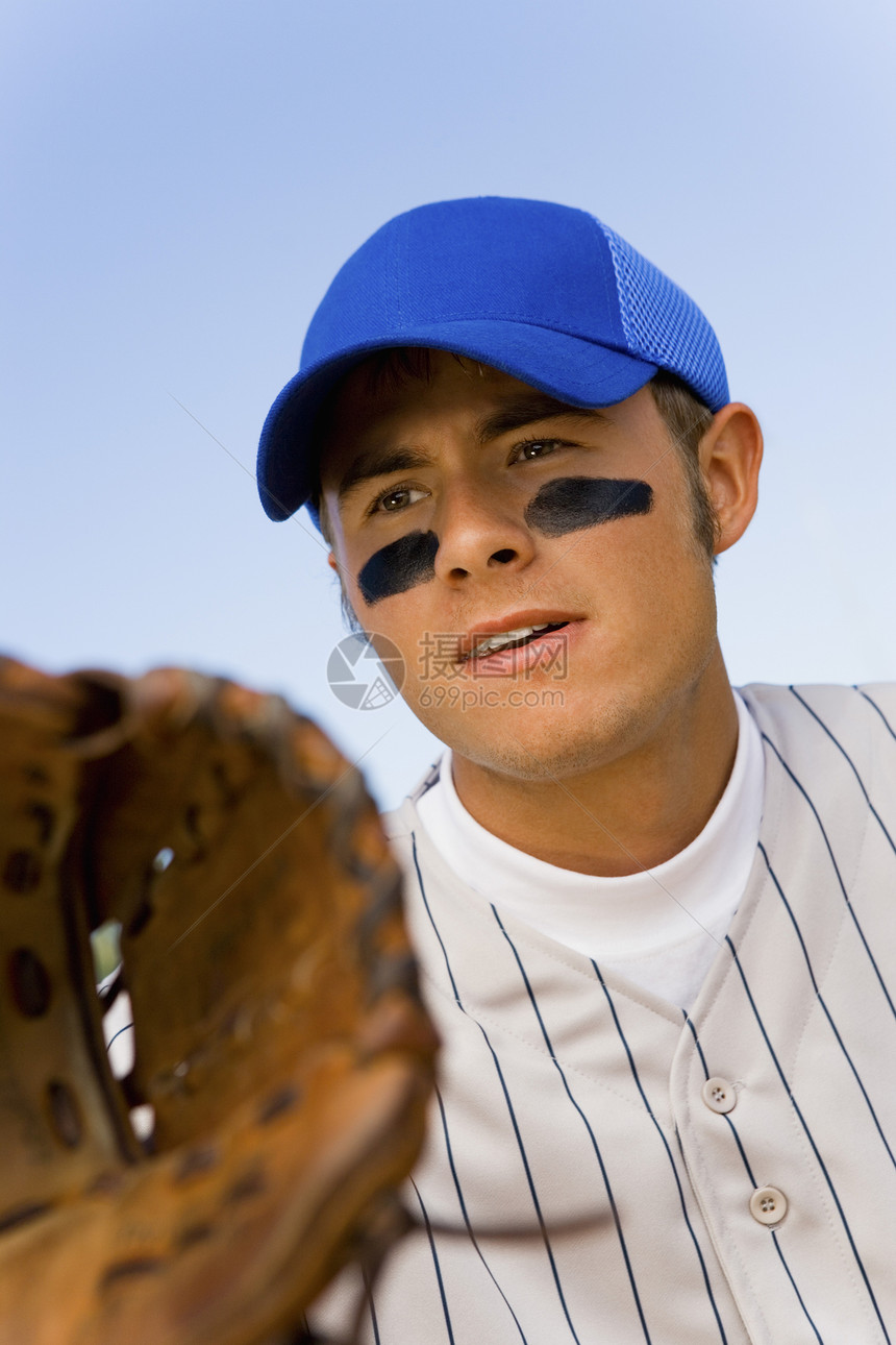 准备用手套接球的年轻基垒手图片
