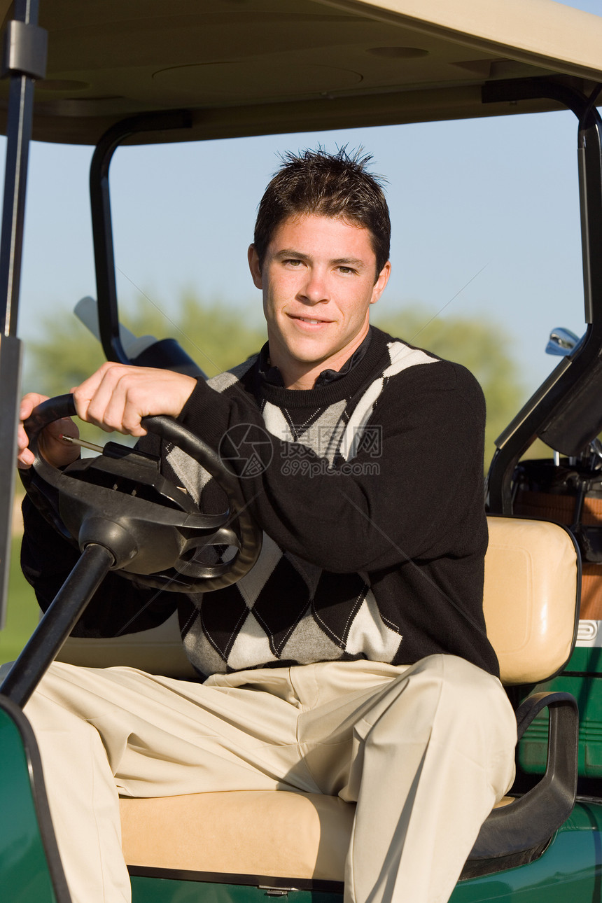 一名青年男子驾驶高尔夫车的肖像图片