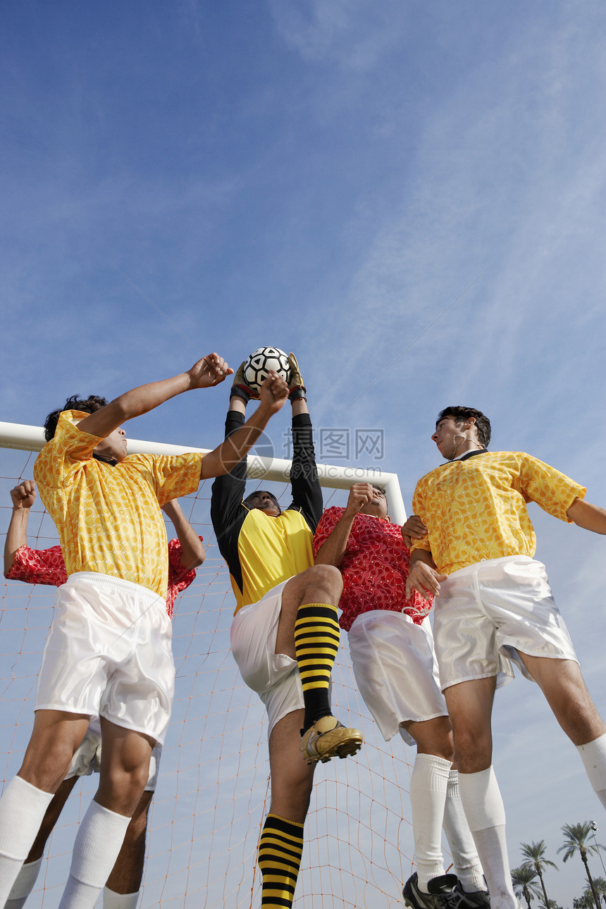 足球选手跳跃球低角度视图图片