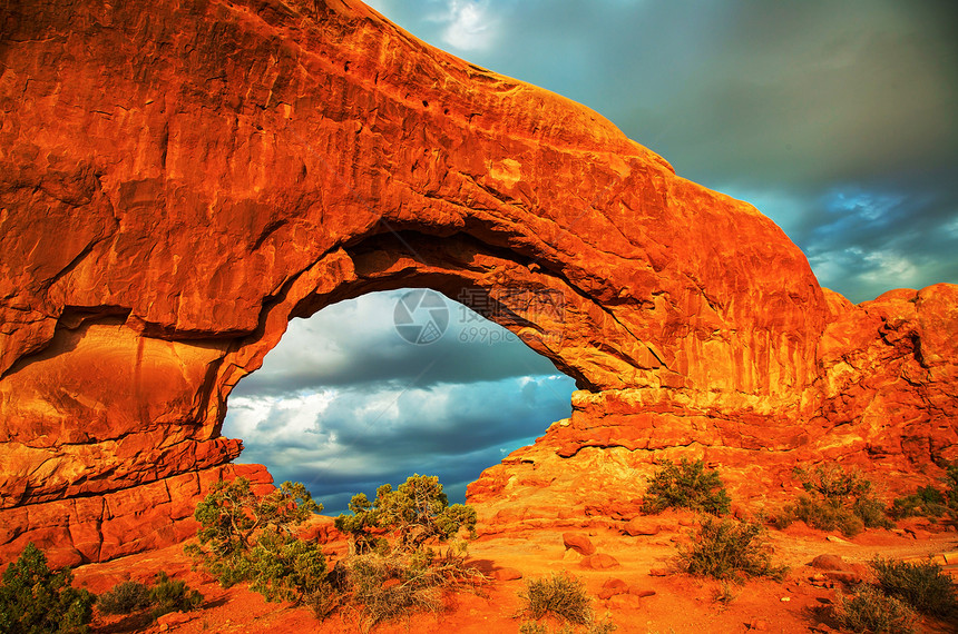 犹他州Arches国家公园门拱门天空红色编队山脉旅行砂岩橙子石头孤独风景图片