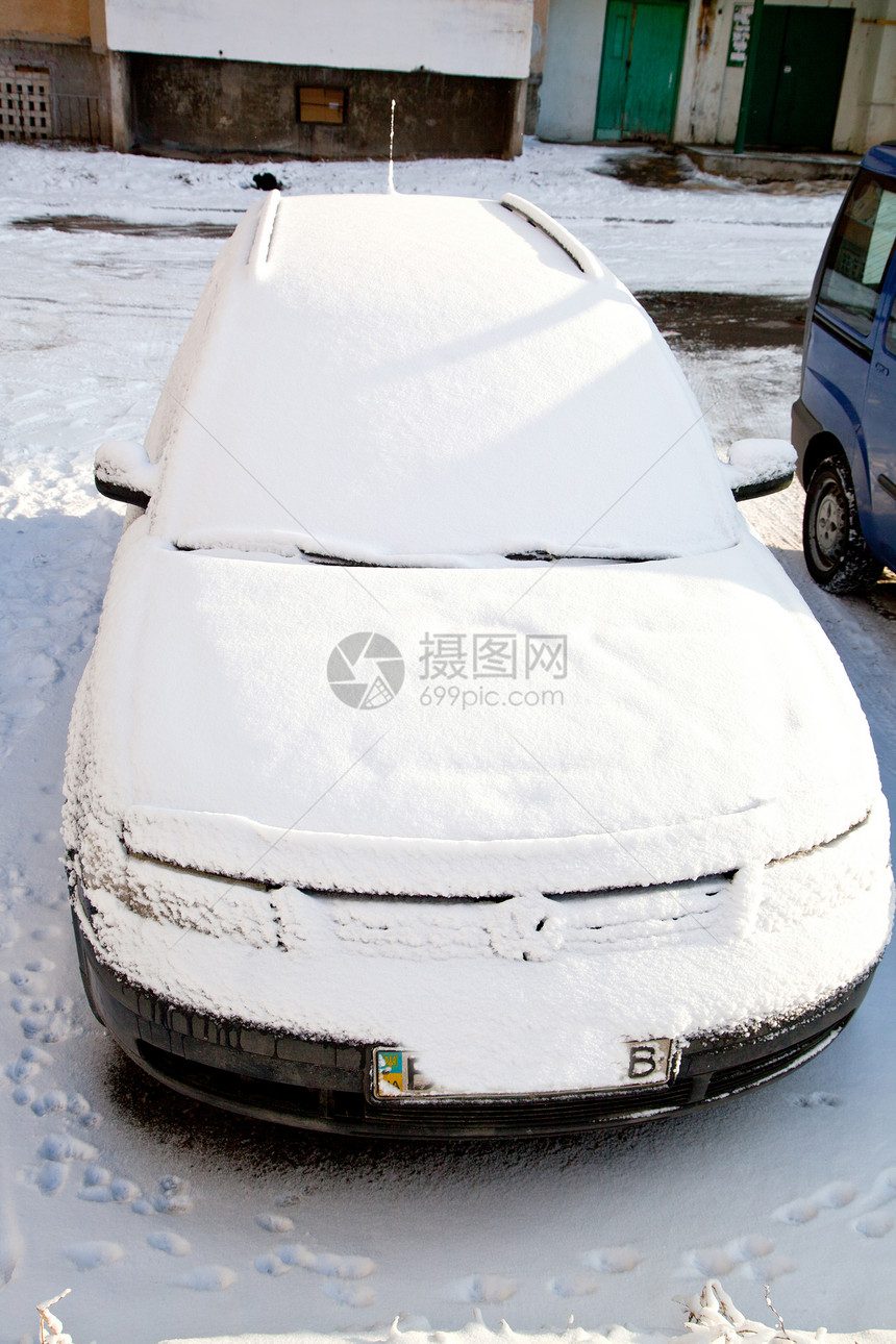 雪中汽车运输街道暴风雪天气白色图片