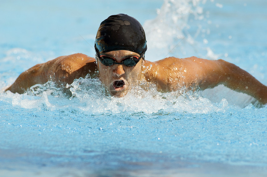 游泳期间有竞争力的男性游泳运动员在游泳比赛中运动图片