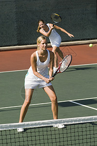 在法庭打网球的运动服体操女运动员高清图片