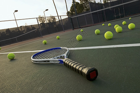 在空网球场上打网球背景图片
