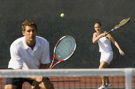 网球赛事混合双人球手打网球 伙伴近在网上背景