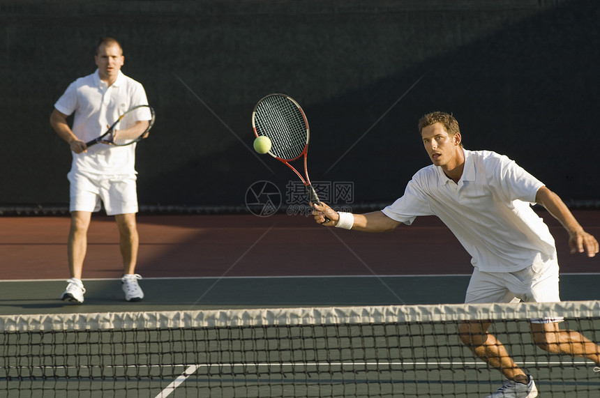 与背景伴侣一起打网球的混合双人组合玩家运动男人合作社专注行动比赛项目竞技休闲中年图片