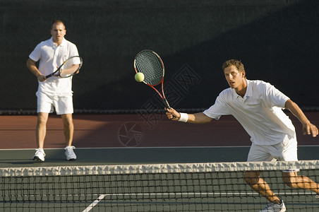 时间网与背景伴侣一起打网球的混合双人组合玩家运动男人合作社专注行动比赛项目竞技休闲中年背景