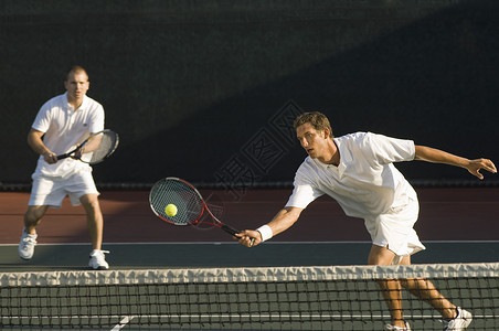 体育项目打网球与背景伴侣一起打网球的混合双人组合玩家成年人活动竞赛球赛队友用品资质伙计们男人闲暇背景