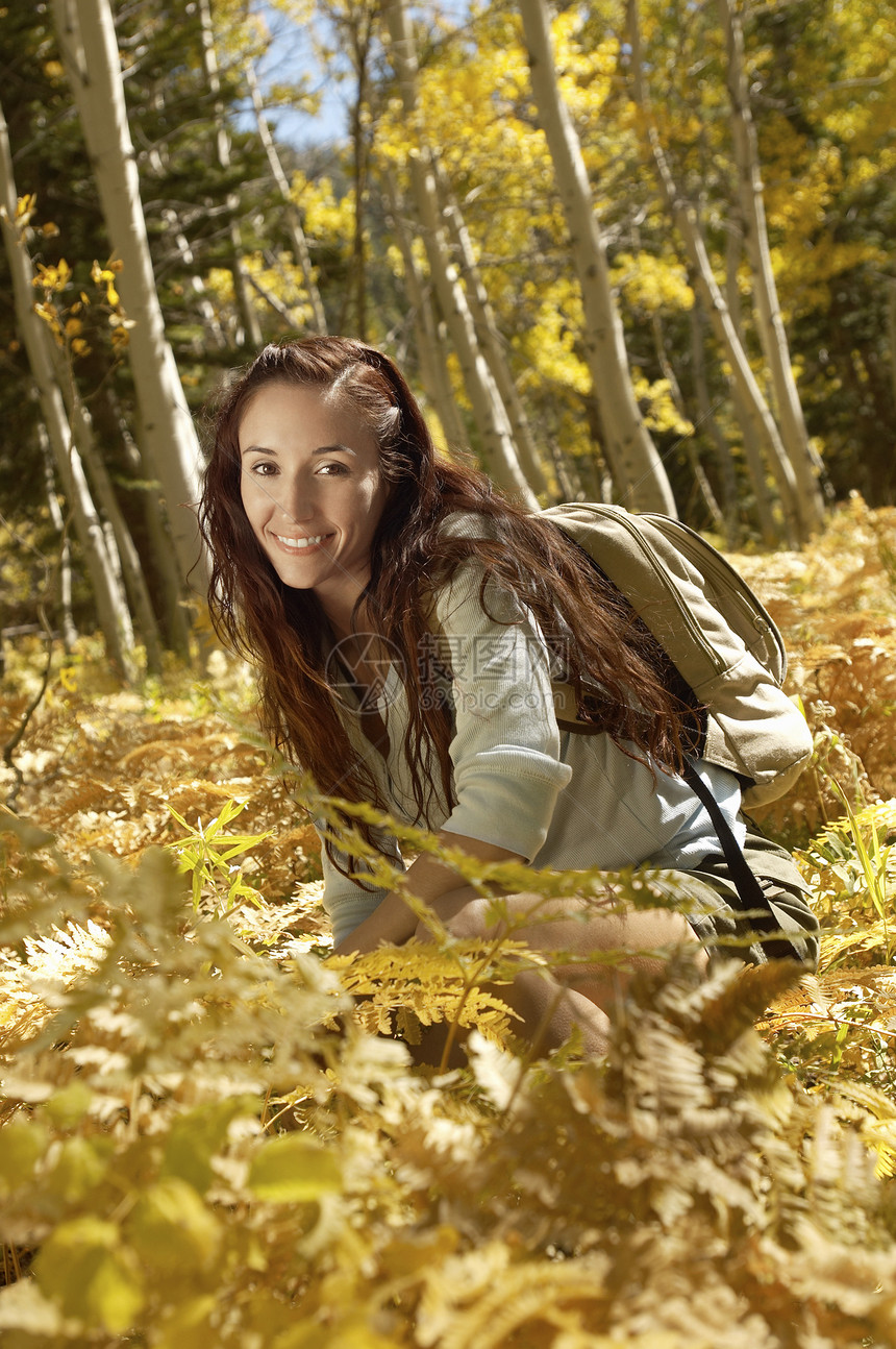 中成年女子在森林中放松的肖像图片