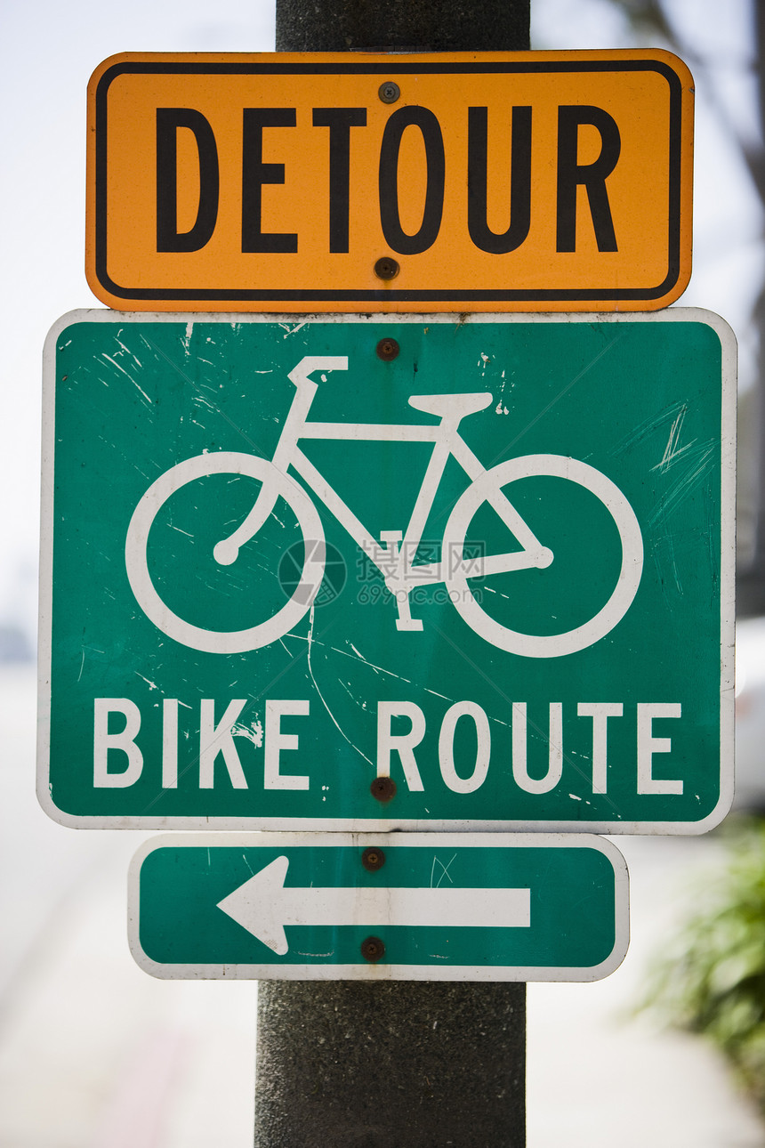 带箭头显示方向的自行车路标图片
