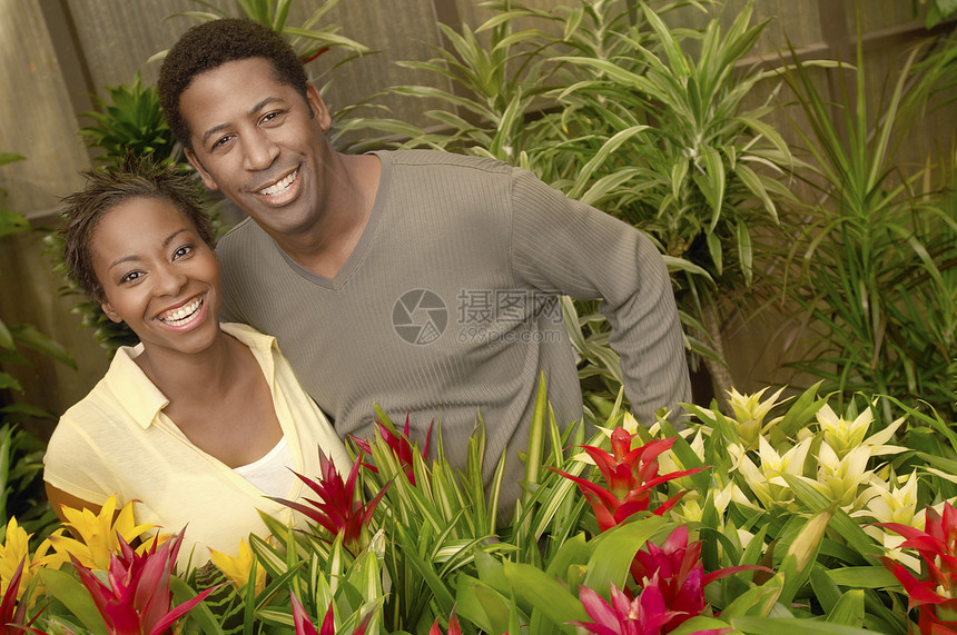 在植物园里微笑的一对非裔美国人夫妇的肖像图片