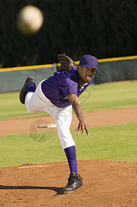 投手丘非洲裔美国青年棒球选手投球的投球背景