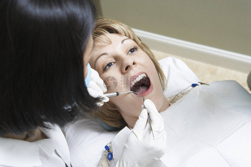 由一名女牙医对中年妇女进行检查;图片