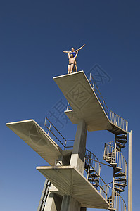 手绘连体泳衣男人从跳板上拉着女人潜水背景