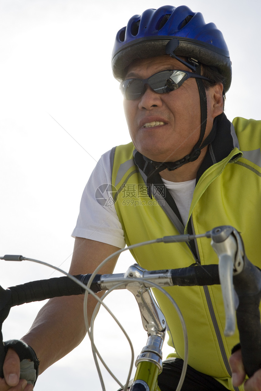 骑自行车运动穿着运动服的年长男子图片
