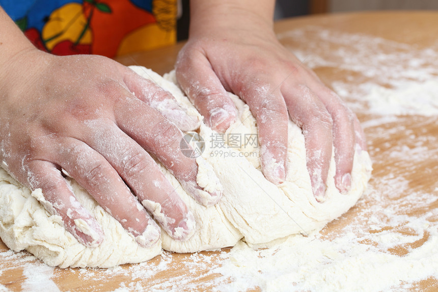 给钱桌子面包师灵活性酵母厨房围裙食物产品手指烹饪图片