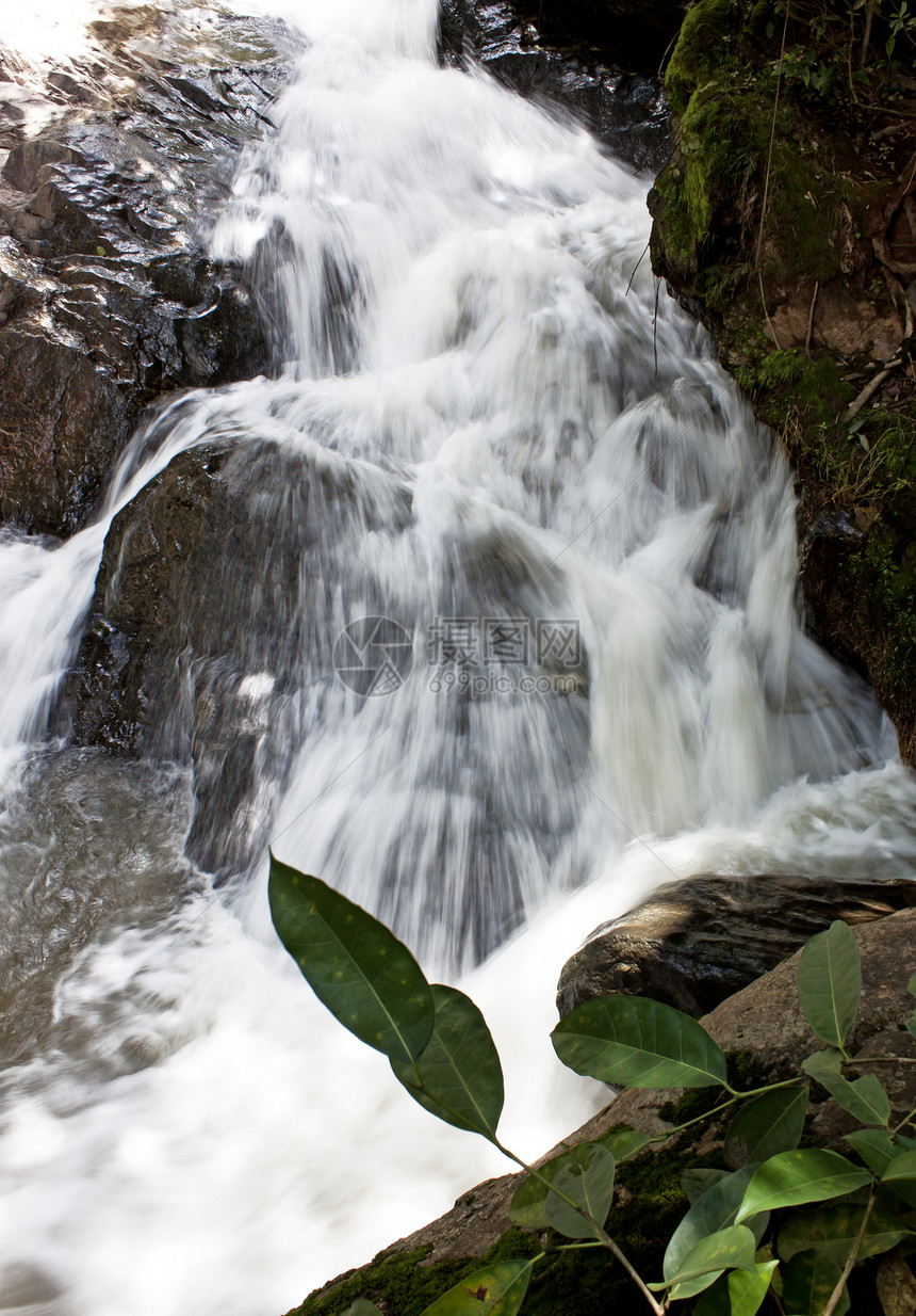 梅萨瀑布岩石石头环境水平接触运动自来水溪流苔藓风景图片