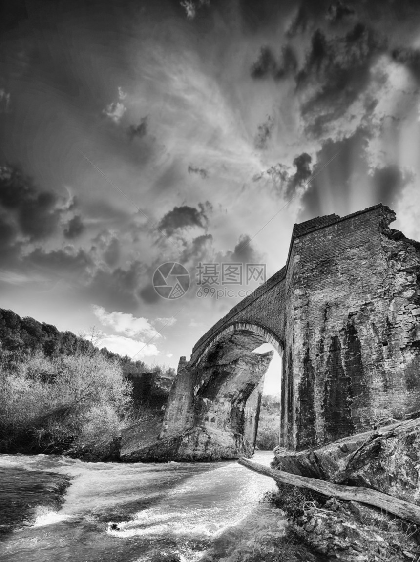 古代中世纪桥 横跨托斯卡纳的一条小溪图片