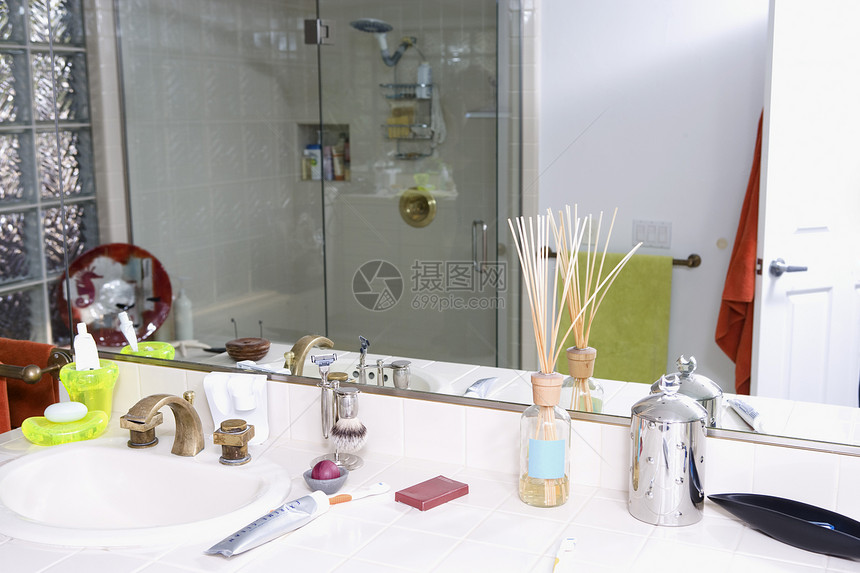 带洗浴盆和剃须饰品的卫生间图片