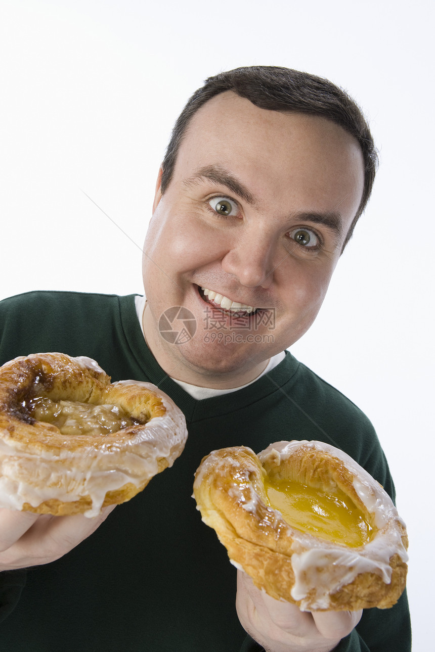 带着两个美味甜甜甜圈的快乐中年男子 被白种背景隔绝图片