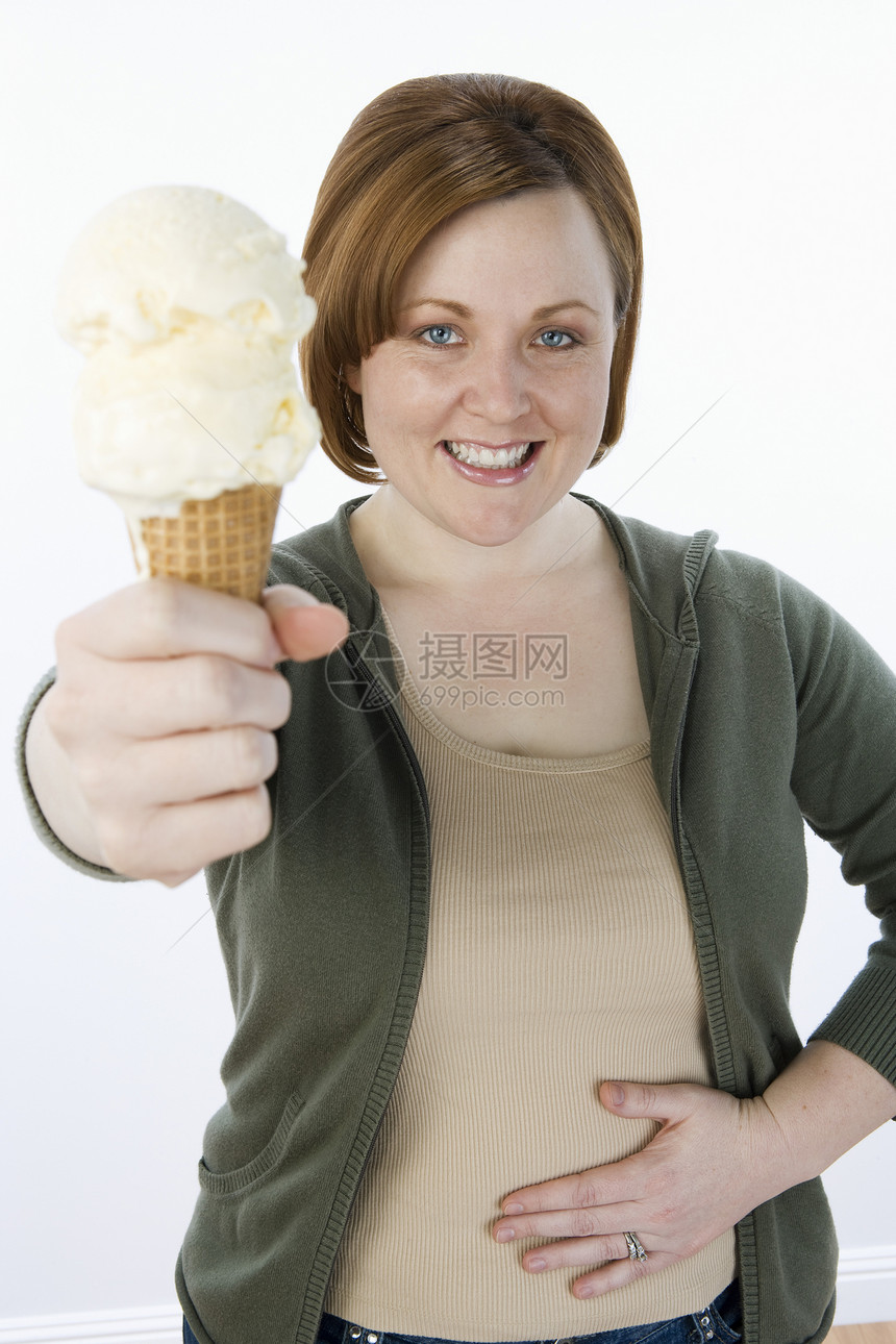带着冰淇淋的快乐女人的肖像 孤立在白色背景之上图片