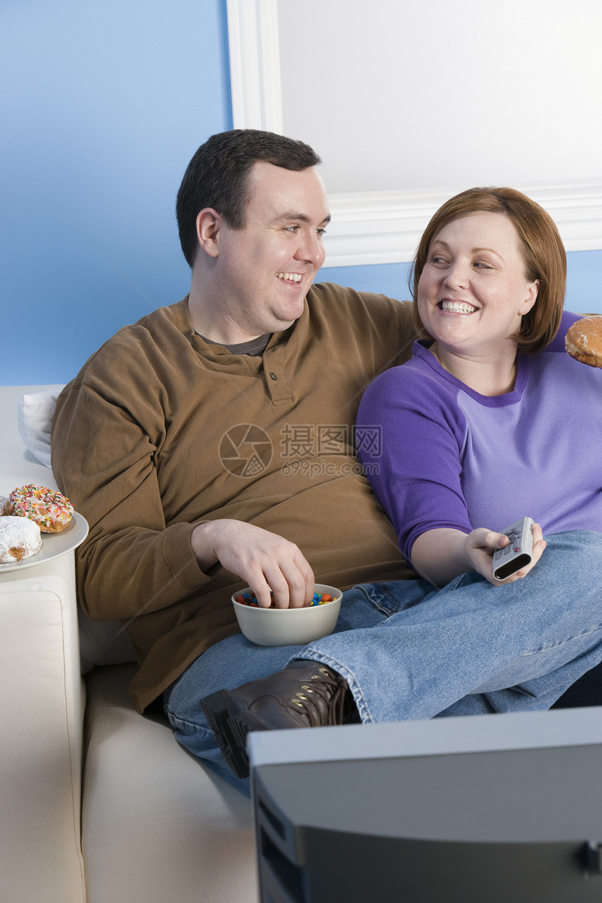 在家一起看电视的肥胖情侣幸福快乐图片