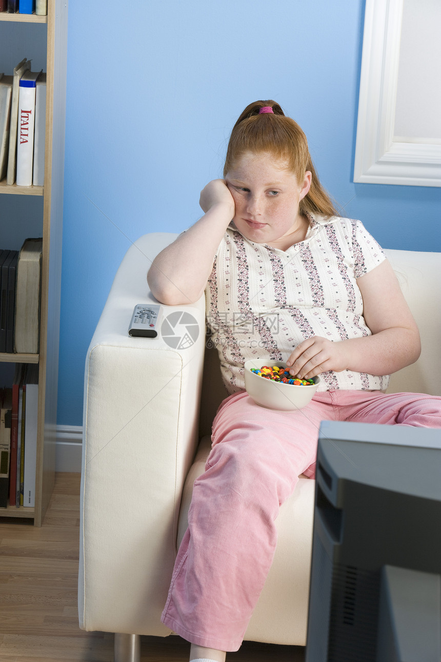 在家看电视的肥胖少女女孩 患有高发症图片