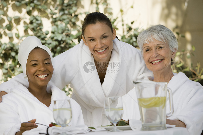 餐桌上多族裔女性朋友的肖像;图片