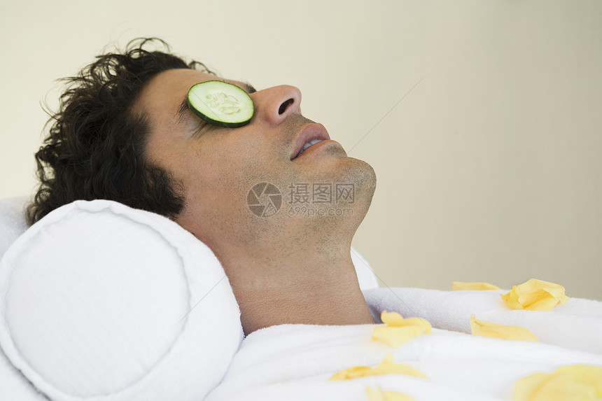 成熟的男子在温泉时 用黄瓜在他的双眼上放松图片