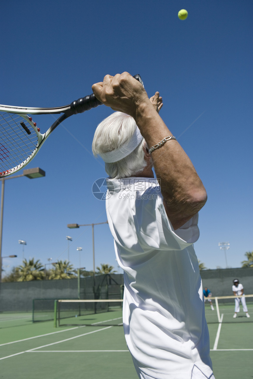在法庭上打网球的合适高官图片
