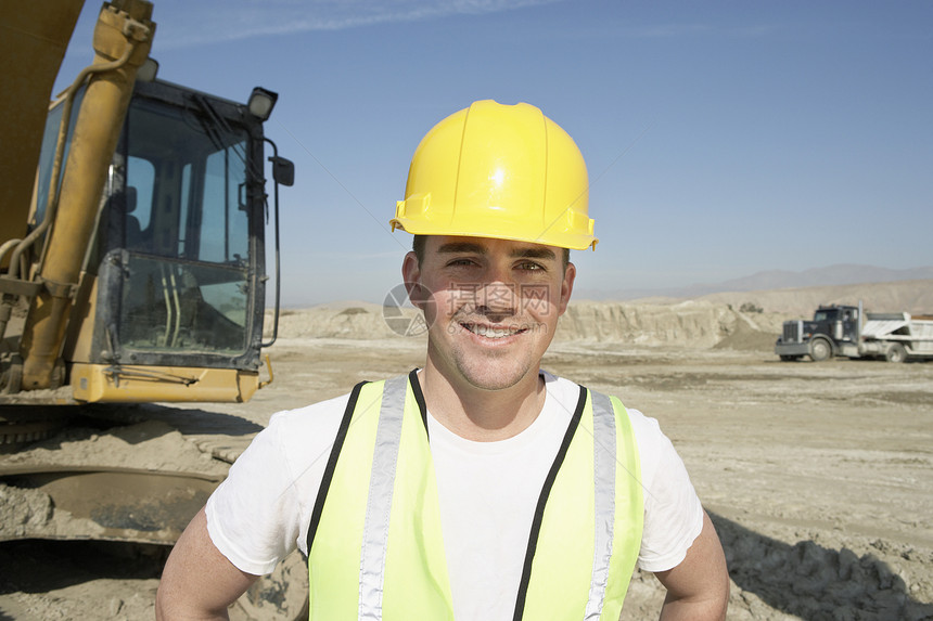 建筑工地一名身穿反射背心和硬帽的工人的肖像图片
