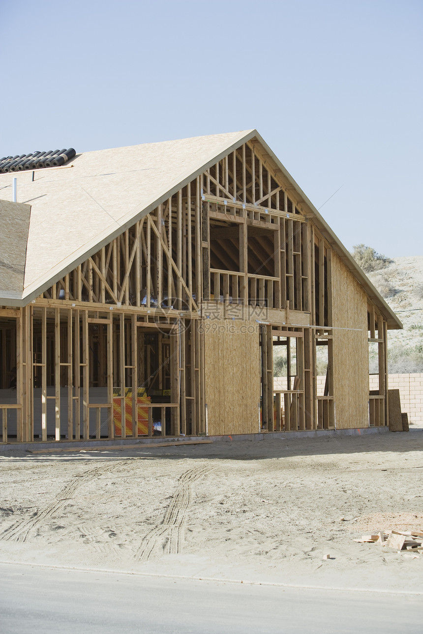 正在建造中的新房屋木质木板框架图片