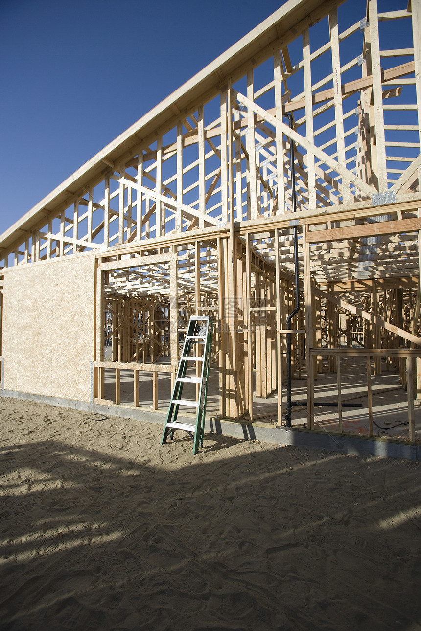 正在建造中的新木制房屋框架建筑学木材结构房子天空工地建筑木头步梯图片