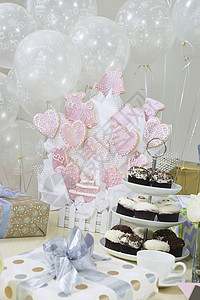 鸡派对的礼品 装饰和蛋糕摊背景图片