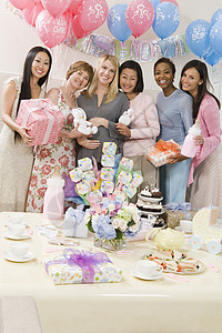 妇女在婴儿洗澡时拥有礼物派对怀孕幸福桌子迎婴庆典外表成人食物女士背景图片