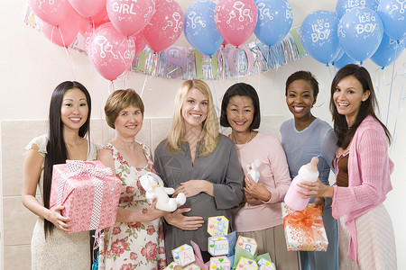 迎婴派对矢量图妇女在婴儿洗澡时拥有礼物展示庆典群体外表快乐成人女士派对种族收腰背景