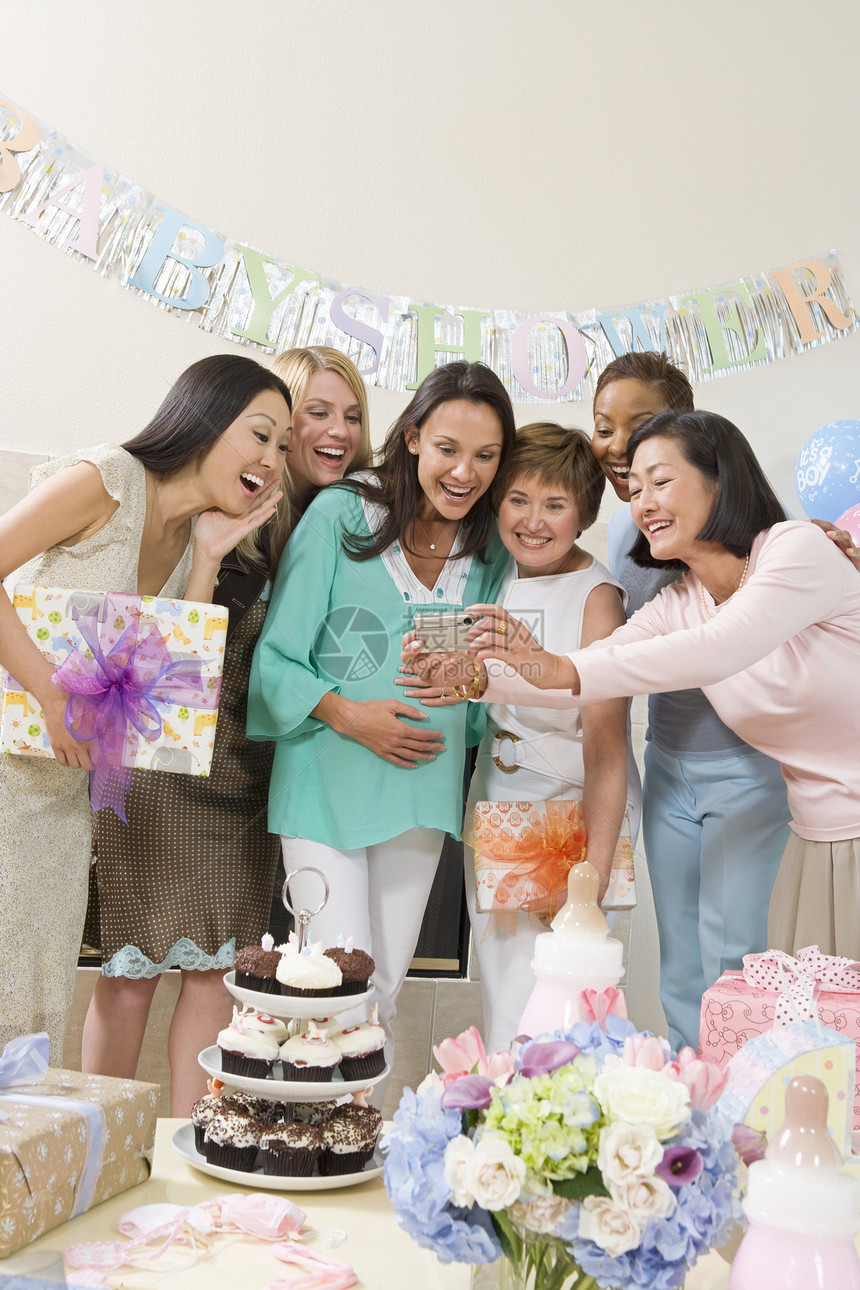 参加婴儿淋浴的妇女庆典种族女性群体幸福成人派对相机快乐蛋糕图片